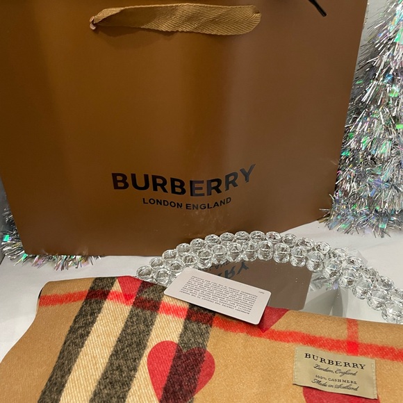NIB BURBERRY CHECK SCARF 100% CASHMERE WITH GIFT BOX AND SHOPPING BAG - Picture 7 of 7